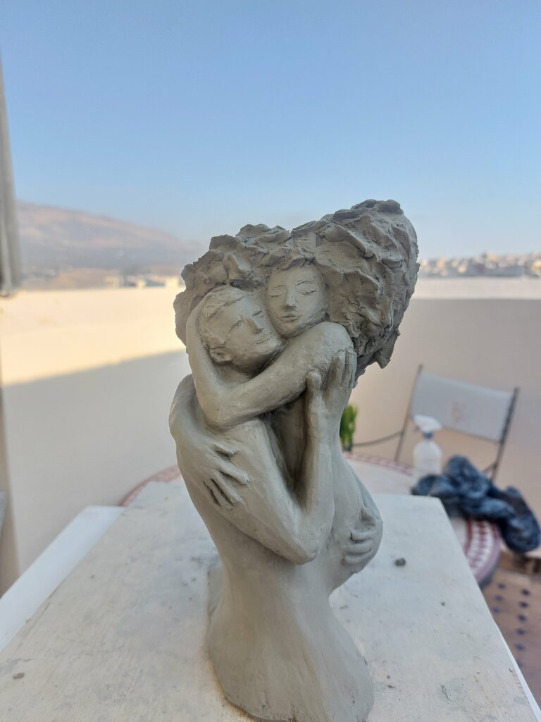 Sculpture en argile représentant deux personnes dans une étreinte