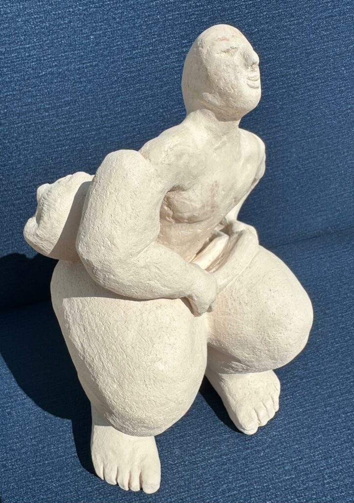 Sculpture d'un homme en argile réalisée par Sandrine Deschamps