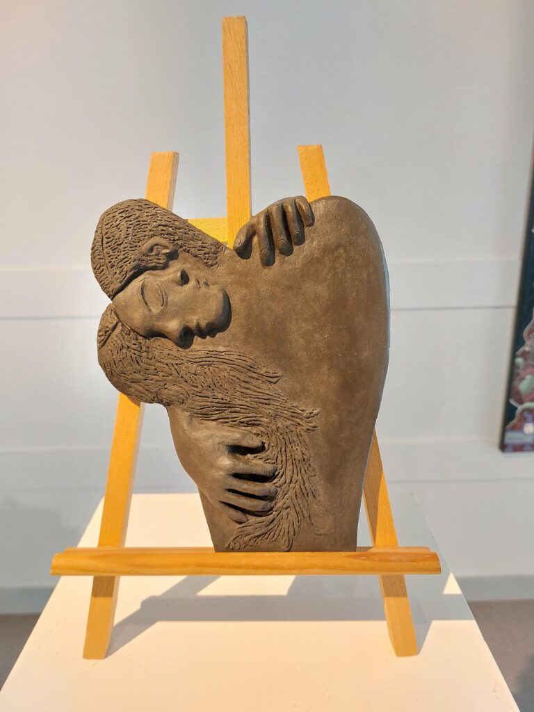 Sculpture en argile représentant deux personnes enlacées