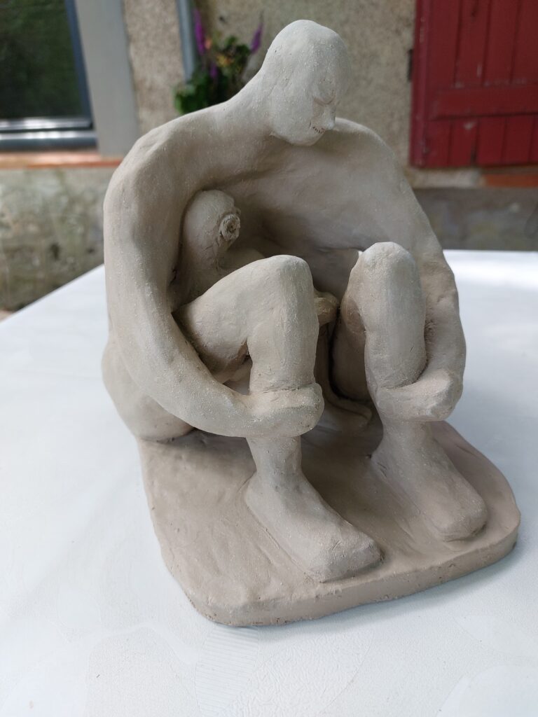 Sculpture représentant un geste de protection entre deux personnes
