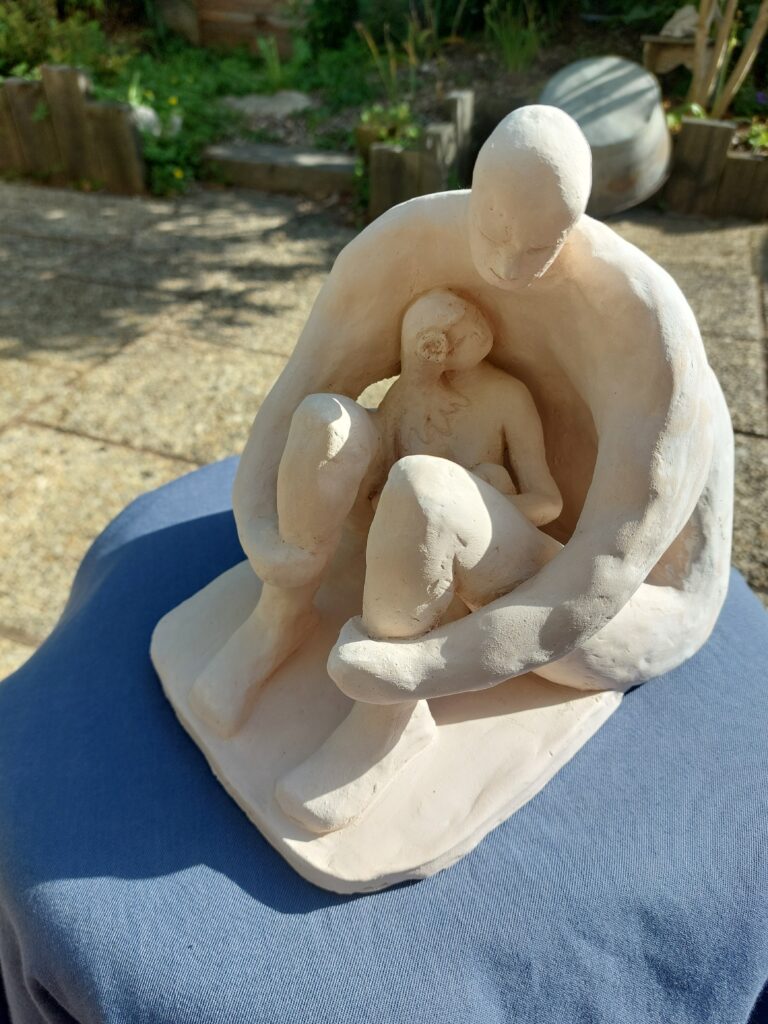 L'amour – protection – sculpture en terre cuite