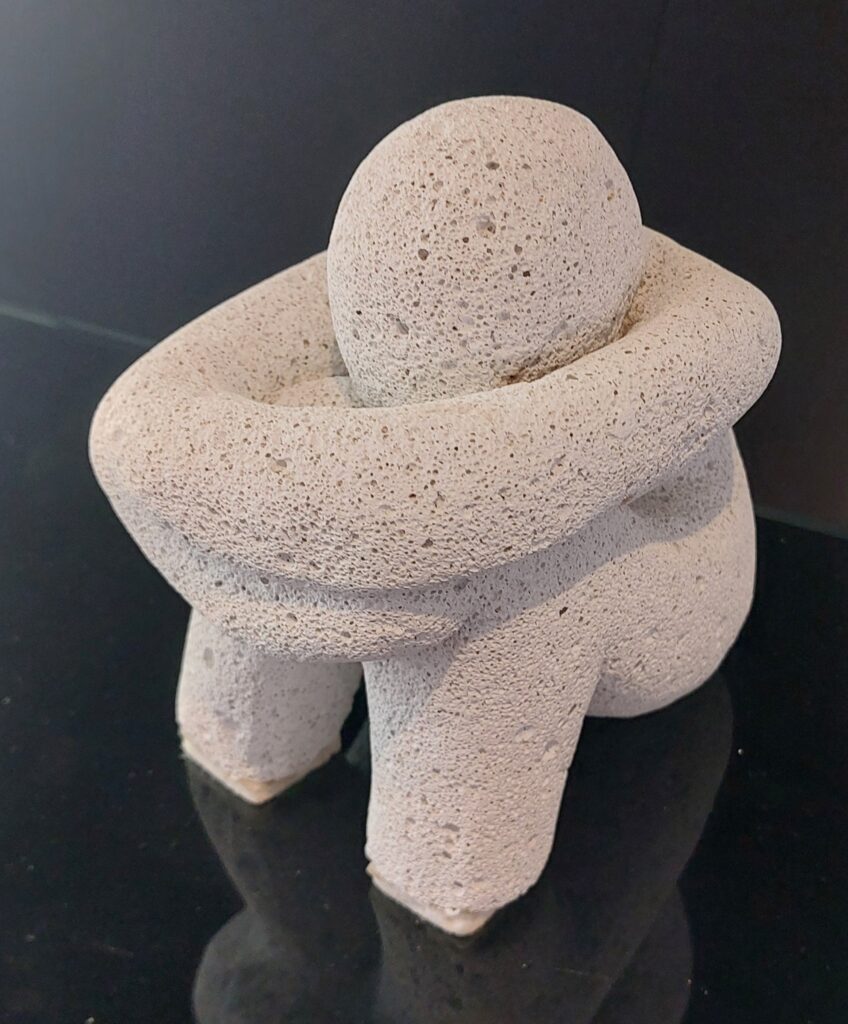 Femmes endormies – assise – sculpture en béton cellulaire
