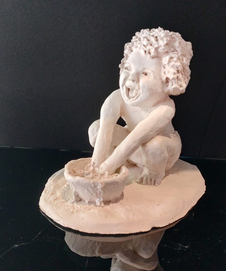 L'amour de son enfant – vue de la sculpture