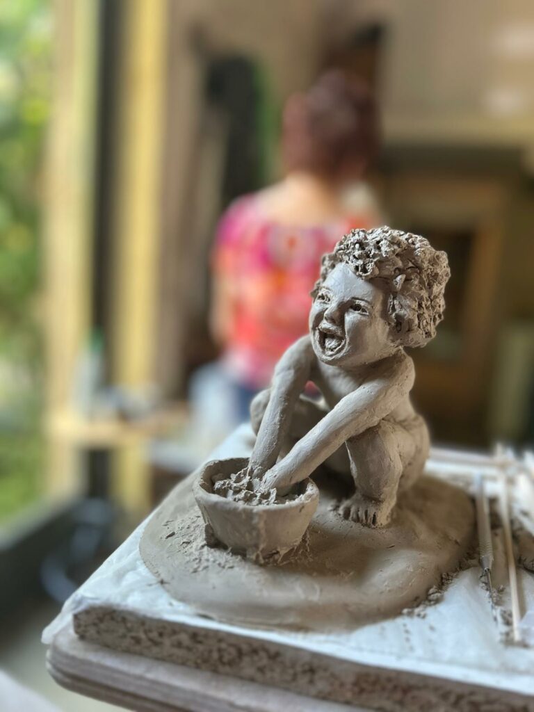 Modelage en cours de la sculpture « L'amour de son enfant »