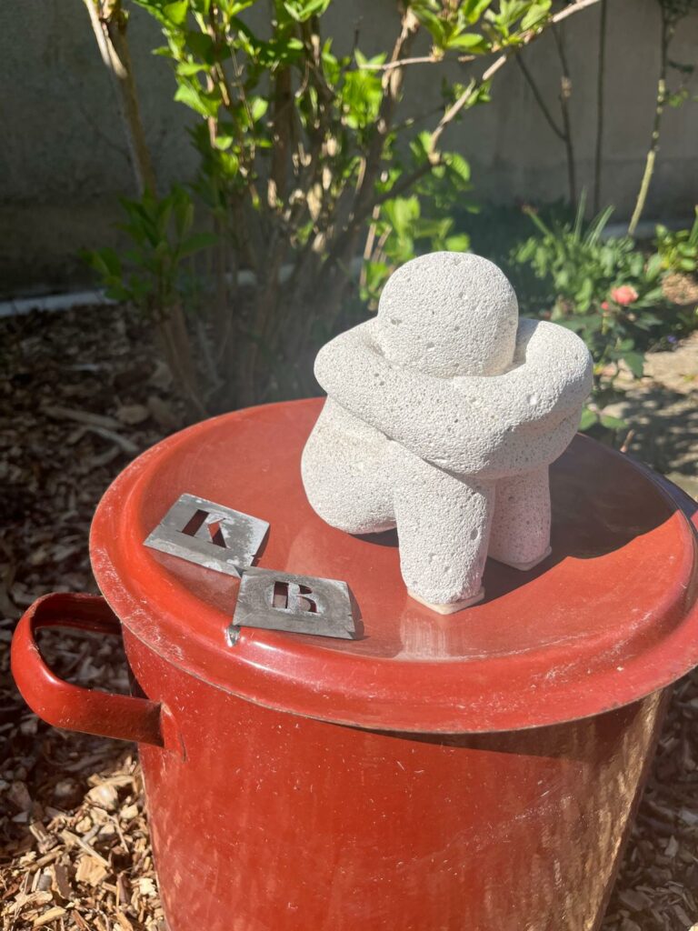 Femme assise endormie sur un pot rouge