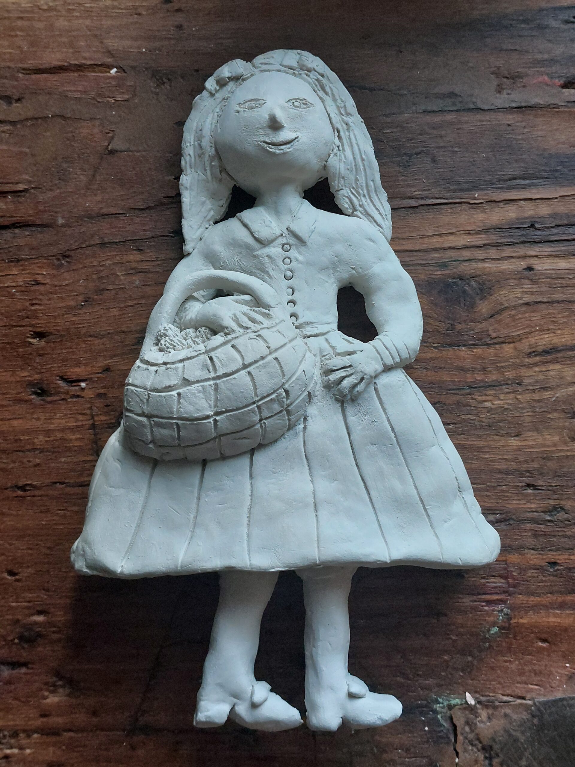 Sculpture représentant une petite fille réalisée par Sandrine Deschamps