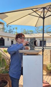 Sandrine Deschamps modelant la sculpture « L'amour – passion »